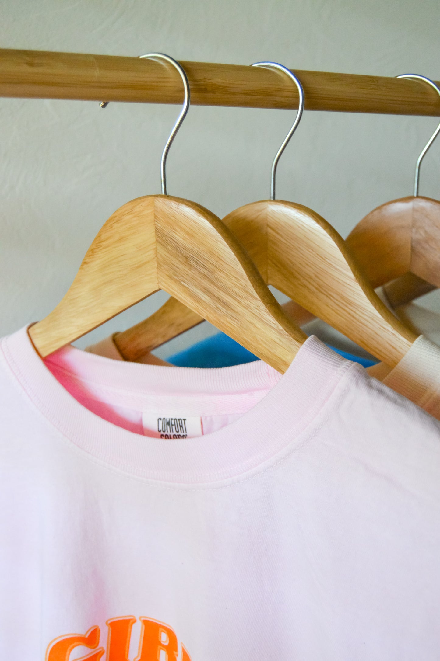 Meet Me At The Dog Park | Comfort Colors T-Shirt (Chambray with Pink)