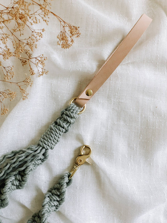 Ember & Ivory- Sage Macrame Dog Leash w/ Natural Leather Handle --5 ft